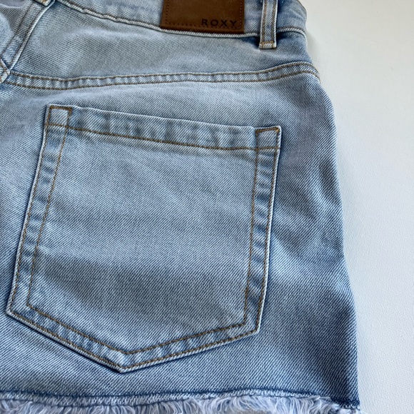 🔥ROXY Kissing The Swell Denim Shorts🔥 - Picture 6 of 9